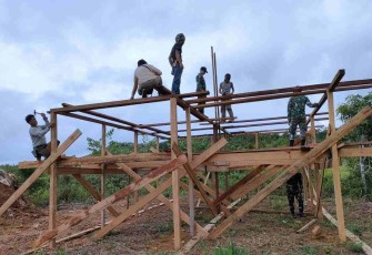 Kepedulian satgas Yonif 144/JY bantu bangun rumah warga di perbatasan. Senin (25/4/2022)