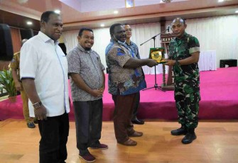 Pangdam Kasuari Mayjen TNI Gabriel Lema berikan cenderamata Ketua DPRD PB Orgenes Wonggor di Mansinam Beach Hotel, Senin (25/4/2022)