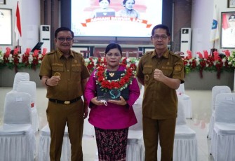 Adriani Bawues (tengah)