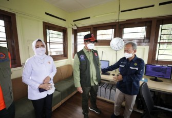 Kepala BNPB (pakai rompi) saat menerima pemaparan kepala pos pengamatan gunung Merapi Babadan. Senin (25/4/2022)