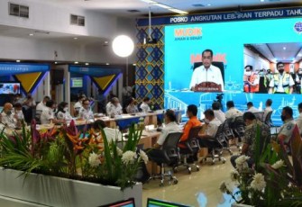 Menhub Budi Karya Sumadi resmikan posko pusat angkutan lebaran terpadu dan pantau kegiatan posko melalui vidcon. Senin (25/4/2022)