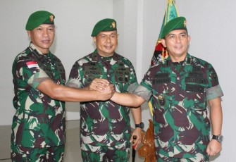Danrem 142/Tatag (tengah) bersama pejabat Kasiren Korem 142/Tatag yang lama (kiri) dan baru. Selasa (26/4/2022)