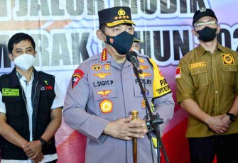 Kapolri apresiasi masyarakat mudik lebih awal. Tinjau pelabuhan Merak. Selasa (26/4/2022)