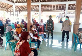 Babinsa Pangkur dampingi penyaluran BLT DD. Selasa (26/4/2022)