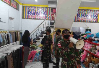 Gunakan toa, satgas yonif mekanis 643/Wns himbau prokes di pusat keramaian. Selasa (26/4/2022)