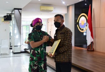 Danlantamal IV berikan tali asih prajuritnya yang memasuki purna tugas. Selasa (26/4/2022)
