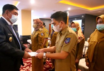 Abdul Hayat Gani saat melantik pejabat fungsional Pemprov Sulsel di kantor Gubernur. Selasa (26/4/2022)