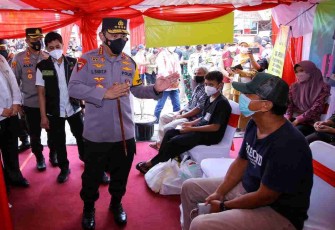 Kapolri berbincang dengan pemudik di posko mudik rest area KM 57. Selasa (26/4/2022)