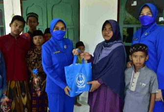 Ketua DJA III serahkan bantuan bahan kontak dan bingkisan lebaran di ponpes. Selasa (26/4/2022)