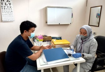 Dokter klinik Denma Koopsud I melayani keluhan pasien secara profesional. Rabu (27/4/2022) 