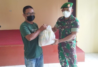 Mayor Czi Budi Rahardi memberikan bingkisan lebaran kepada awak media. Rabu (27/4/2022)