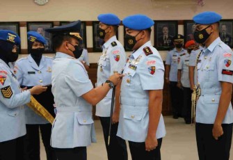 Danlanud Iswahjudi saat melantik Dansatpom di ruang rapat lanud Iswahjudi. Rabu (27/4/2022)