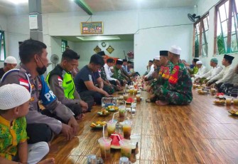 Sinergitas Satgas Yonif 144/JY dan Polri buka puasa bersama di perbatasan. Rabu (27/4/2022)