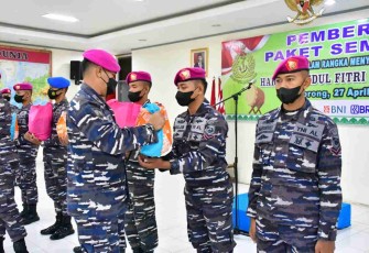 Prajurit terima bingkisan lebaran Kasal. Rabu (27/4/2022)