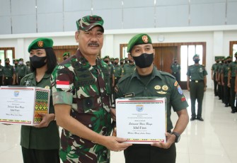 Pangdam XII/Tpr menyerahkan bingkisan lebaran untuk anggota dan PNS