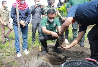 Wali Kota Bitung, saat menanam Pohon, Kamis (28/4/2022)