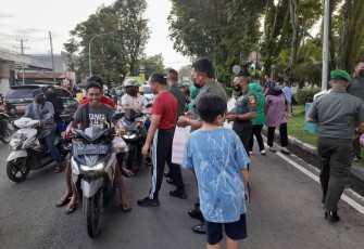 Suasana saat berbagi takjil di depan Makodim 1310/Bitung, Kamis (28/4/2022)
