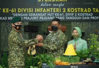 Pangdivif potong tumpeng syukuran HUT Ke-61 Divif 2 Kostrad. Rabu (27/4/2022)