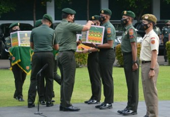 Pangkostrad berikan bingkisan lebaran prajurit. Rabu (27/4/2022)
