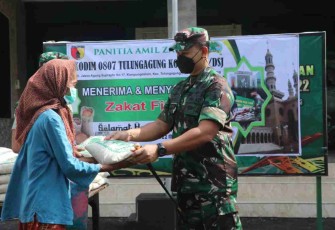 Dandim salurkan zakat fitrah keluarga besar Kodim Tulungagung. Kamis (28/4/2022) 