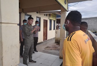 Apapun situasinya harus siap melaksanakan tugas. IPDA Marten saat berikan atensi ke anggotanya. Kamis (28/4/2022)
