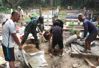 Berjibaku membantu pengecoran makam di perbatasan. Kamis (28/4/2022)