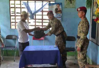 Komandan Satkopaska Koarmada III memberikan paket sembako ke masyarakat di desa Wonosobo. Kamis (28/4/2022)