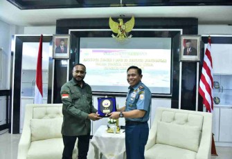 Pangkoarmada III memberikan cenderamata kepada anggota DPR RI Yan Permenas Mandenas. Kamis (28/4/2022) 