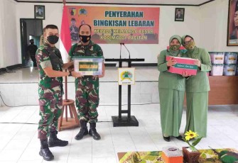 Wujud perhatian komando atas guna meningkatkan kinerja dan kesejahteraan prajurit, saat Dandim berikan bingkisan lebaran. Kamis (28/4/2022)