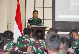 Wejangan Danrem 081/DSJ saat melepas prajuritnya cuti lebaran di Makorem 081/DSJ Kamis (28/4/2022)