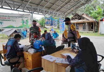 Babinsa Juai terus dampingi vaksinasi warga binaannya. Kamis (28/4/2022)
