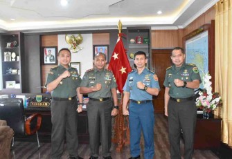 Pangdam Kasuari (tengah) bersama utusan Sesko TNI di Makodam. Kamis (28/4/2022)
