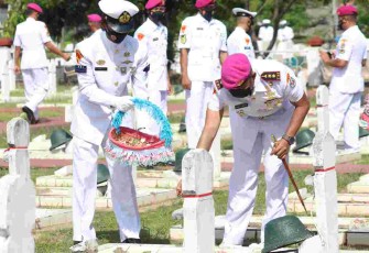 Danyonmarhanlan X Jayapura tabur bunga di TMP Kesuma Trikora. Jum'at (29/4/2022)