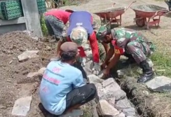 Gotong royong bersama warga membangun talud sawah. Jum'at (29/4/2022)