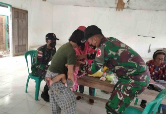 Satgas Yonif 144/JY bersama nakes puskesmas melaksanakan posyandu balita. Jum'at (29/4/202)