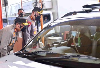 Kapolri sosialisasikan one way dengan pemudik di gerbang tol Cikampek Utama. Jum'at (29/4/2022)