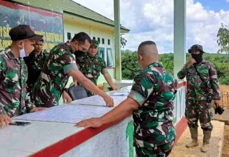 Kol. Inf Ferdial Lubis saat memberikan pengarahan Satgas Yonif 144/JY di pos Sei Beruang. Jum'at (29/4/2022)