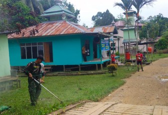 Kebersihan sebagian dari iman, satgas Yonif 144/JY bersihkan lingkungan masjid. Sabtu (30/4/2022)