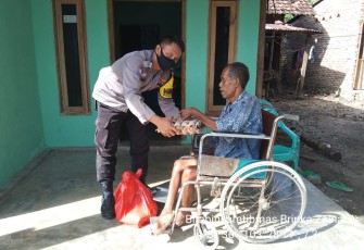 Polsek Maje saat Bagikan Tali Asih ke salah seorang warga.