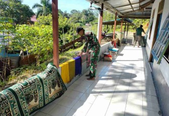 Personel satgas yonif mekanis 643/Wns bersihkan masjid jelang lebaran. Minggu (01/05/2022)