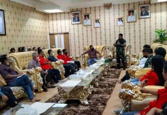 Danrem 121/Abw saat pertemuan mediasi bersama dewan adat Dayak kabupaten Melawi. Jum'at (29/4/2022)
