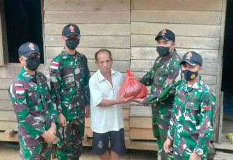 Sertu Arisko serahkan zakat fitrah langsung ke warga di perbatasan. Minggu (01/05/2022)