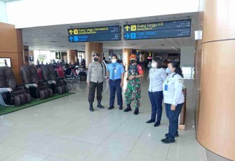 Berikan pelayanan humanis dan persuasif sambut pemudik di bandara lanud Supadio. Minggu (01/05/2022)