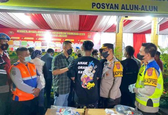 Salah satu pelaku membalikkan badan saat konferensi pers Kapolresta Serkot (kanan) menjelaskan kronologis kejadian di Mapolres. Minggu (01/05/2022)
