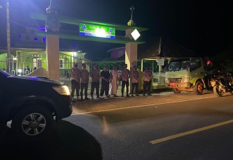 Personel TNI-Polri saat melakukan pengamanan malam takbiran dan Salat Idul Fitri 