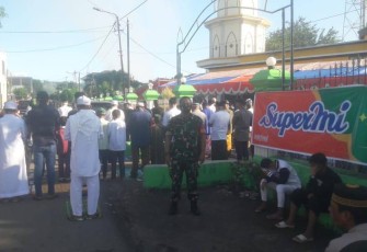 Personel Kodim 1310/Bitung, saat melakukan pengamanan Salat Idul Fitri, Senin (2/5/2022)