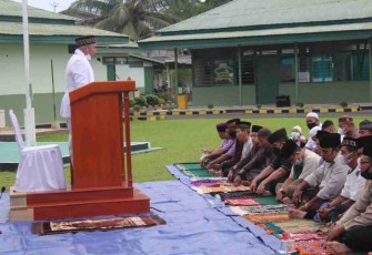 Ustad Erwin saat memberikan ceramah usai shalat Ied di makodim Sanggau. Senin (02/05/2022)