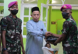 Prajurit Menart 3 salurkan zakat fitrah. Minggu (01/05/2022)