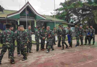Suka cita merayakan lebaran satgas Yonif Mekanis 643/Wns di perbatasan. Senin (02/05/2022)