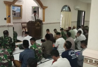 Prajurit Kolinlamil salat id di Masjid At Tauhid Jakarta. Senin (02/05/2022)